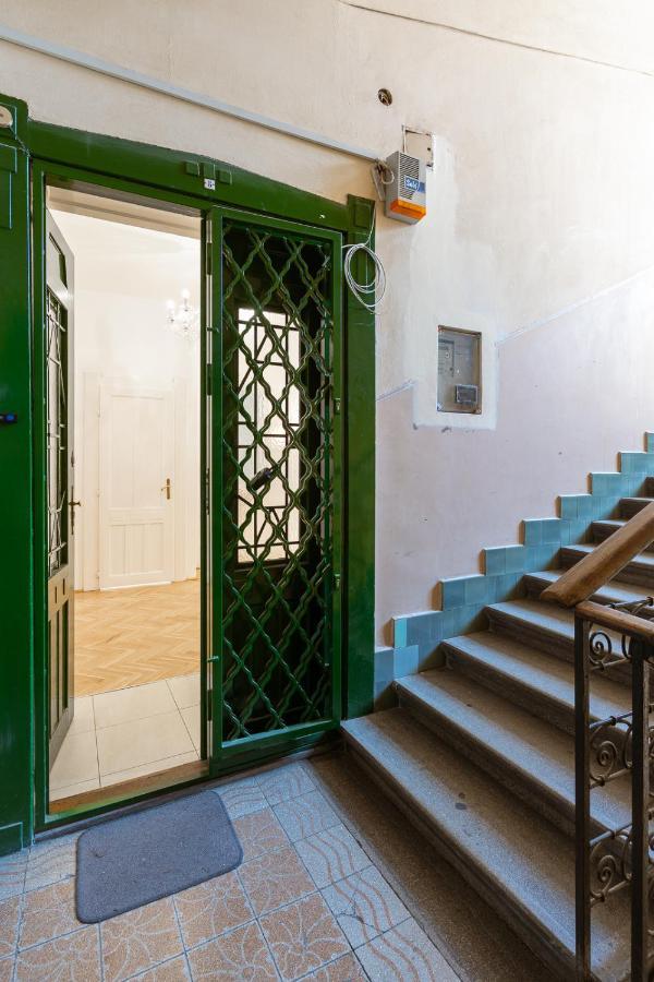 Garys Bright And Spacious Two Bedroom Flat Near Danube Budapest Luaran gambar